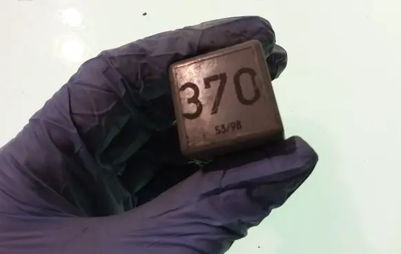 Volkswagen PASSAT B5 Other relay 8D0951253 370