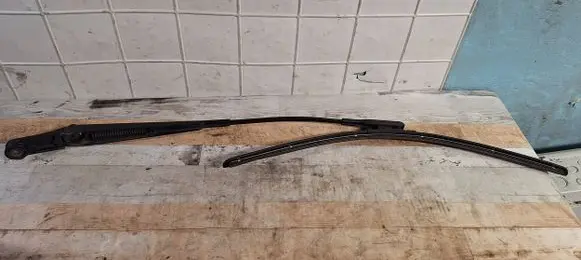 Opel Zafira B Front wiper blade arm 13145563