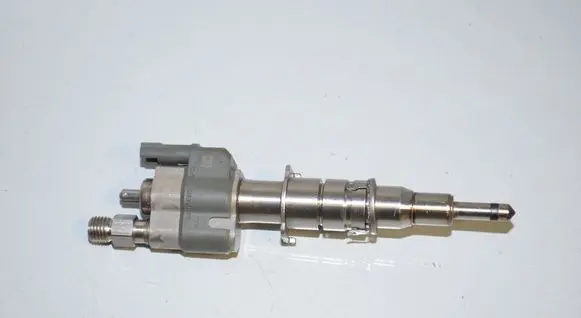 BMW 5 F10 F11 Fuel injector 7589048 13537589048 13537565137