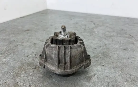 BMW 1 E82 E88 Engine mount bracket