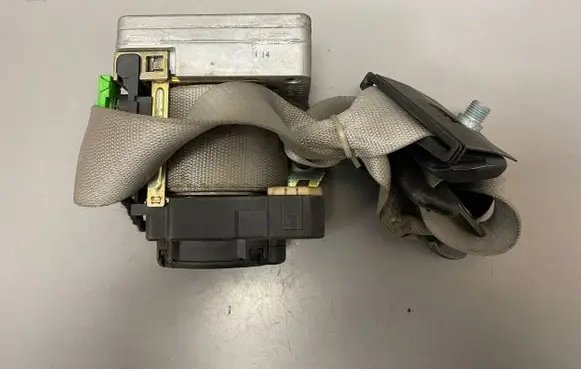 Mercedes-Benz C W203 Front seatbelt 040189