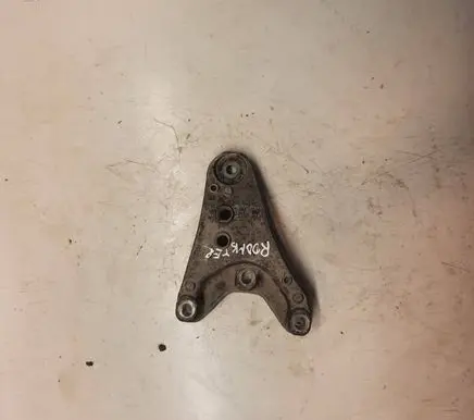 Engine mounting bracket