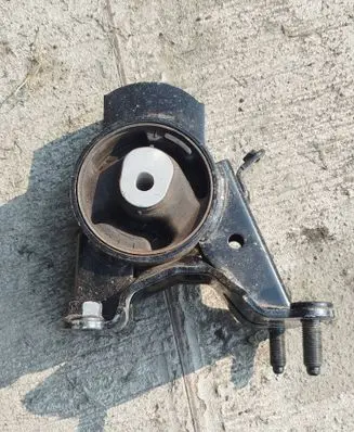 Toyota RAV 4 (XA40) Engine mounting bracket