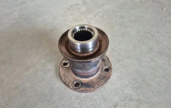 Mitsubishi L200 Front differential bracket MB393780