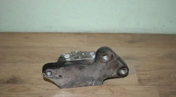 Nissan X-Trail T30 Gearbox mounting bracket