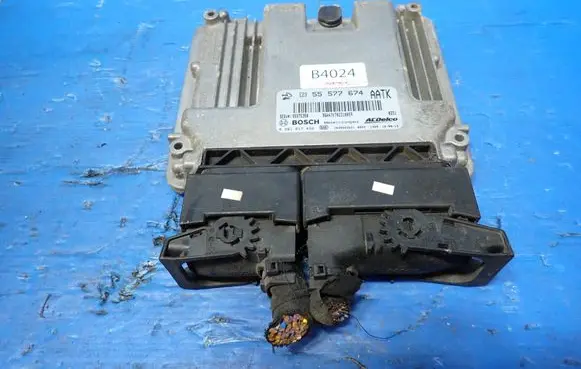 Opel Corsa D Engine control unit/module 55577674 0281017452