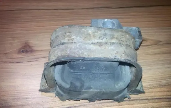 Chrysler Sebring (ST-22 - JR) Engine mount bracket 4573773