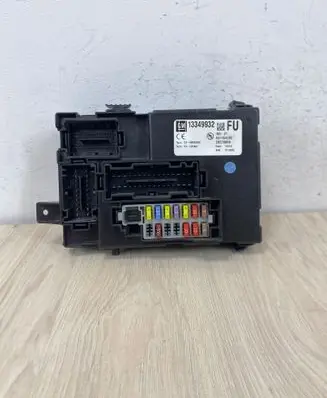 Opel Meriva B Fuse module 13349932 401154265 28270809