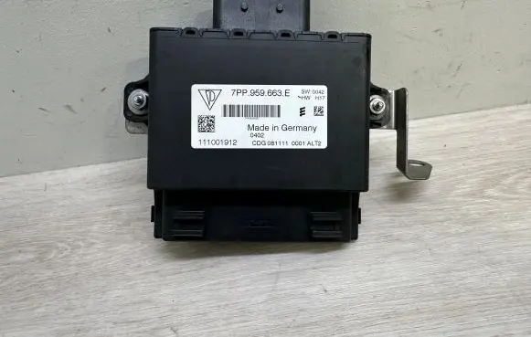 Porsche Cayenne (92A) Voltage converter/converter module 7PP959663E