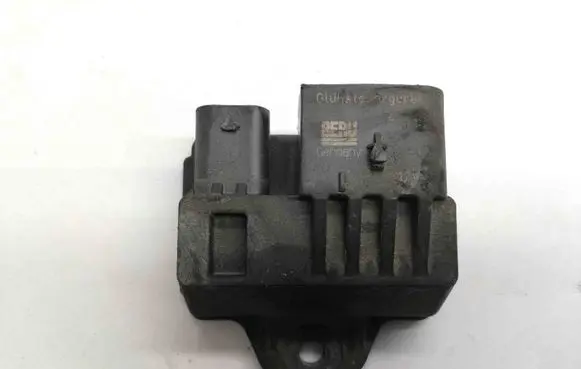 BMW 5 F10 F11 Glow plug pre-heat relay 8570087