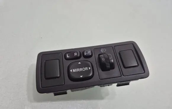 Toyota Avensis T250 Wing mirror switch 