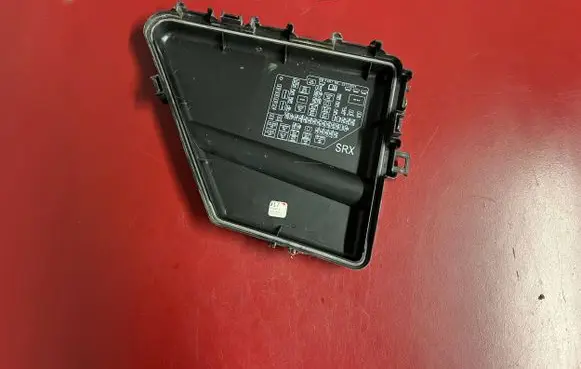 Cadillac SRX Fuse box cover 0430041