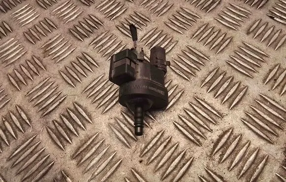 Volkswagen Touran III Vacuum valve 06H906517AE