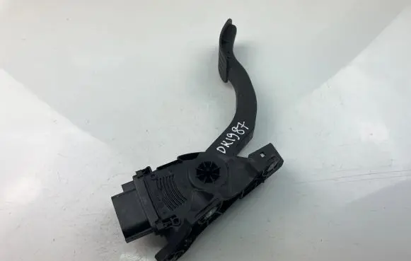 Volvo XC70 Accelerator throttle pedal bracket 31329058
