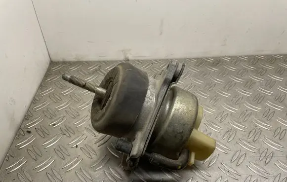 Ford Mustang VI Engine mount bracket