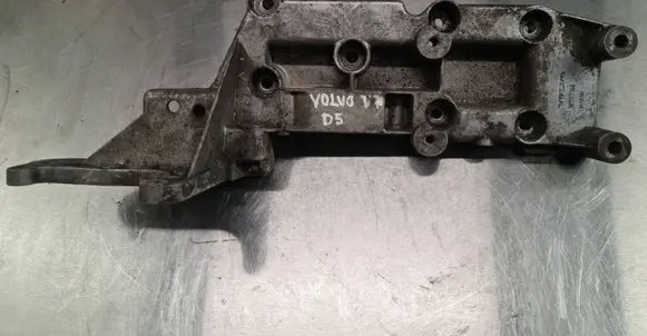 Volvo V70 Engine mounting bracket 30757168
