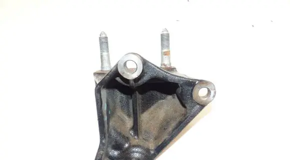 Engine mounting bracket