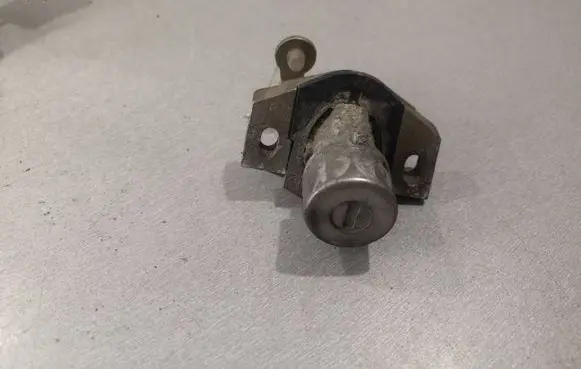 Subaru Legacy Tailgate exterior lock 