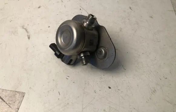 BMW 5 G30 G31 Fuel injection high pressure pump 8643464