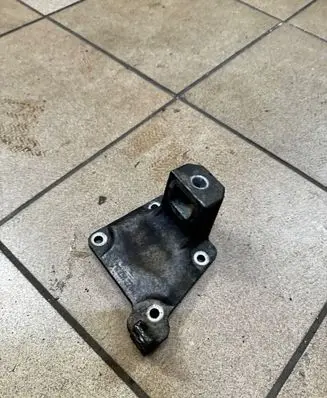 BMW 5 E39 Engine mounting bracket 6751226