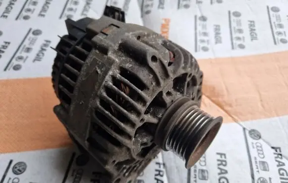 Volkswagen Golf III Generator/alternator 037903023G