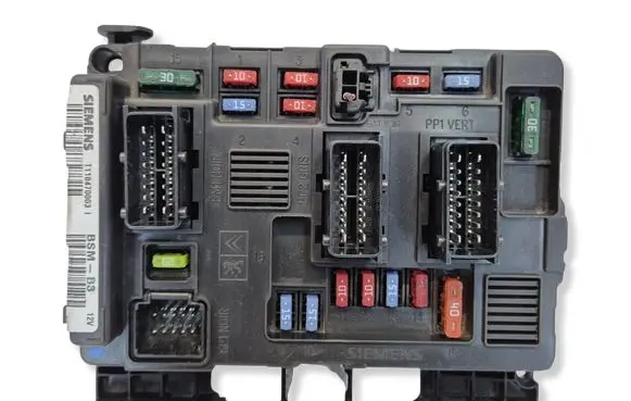 Peugeot 307 Fuse module 9643498880 T118470003