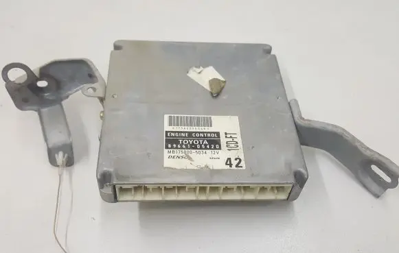 Toyota Avensis T220 Engine control unit/module 8966105420