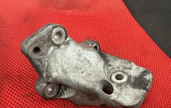 Engine mounting bracket