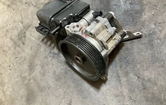 Mercedes-Benz Sprinter W906 Power steering pump A0064666601 7693900524
