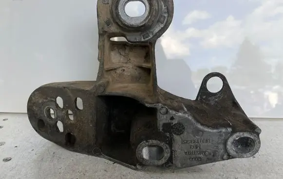Volkswagen PASSAT B5.5 Engine mounting bracket 8E0199351