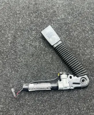 BMW 6 F12 F13 Front seatbelt buckle 6157964 03112011