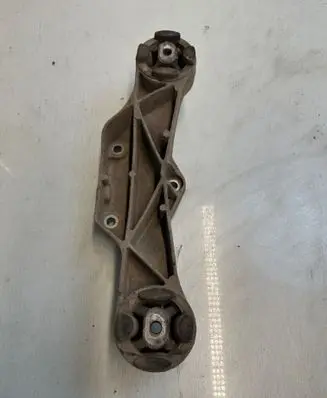 Volkswagen PASSAT B5 Rear differential/diff mount bracket 4B3599285