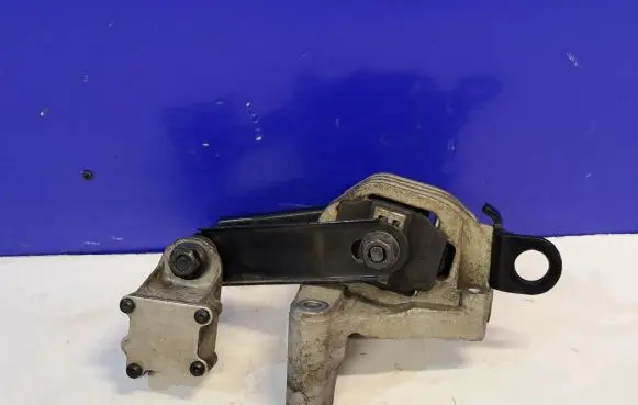 Volvo XC90 Engine mount bracket 30741583