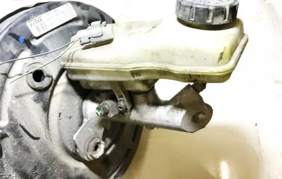 Renault Megane II Master brake cylinder 320671111