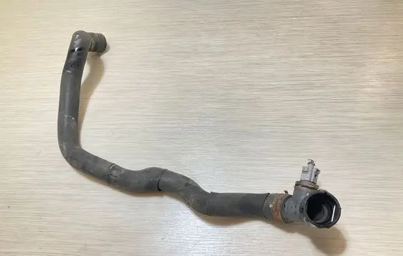 Volkswagen Touran I Engine coolant pipe/hose