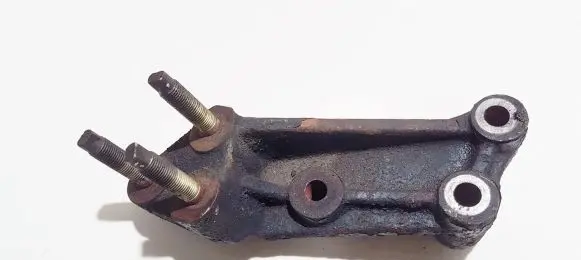 Engine mounting bracket