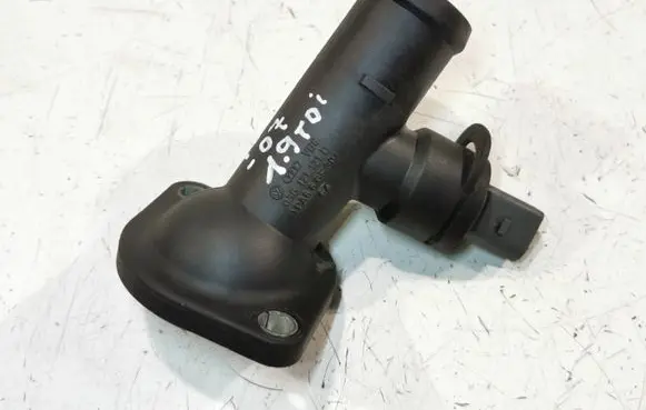 Volkswagen Touran I Engine coolant pipe/hose 03G121121D