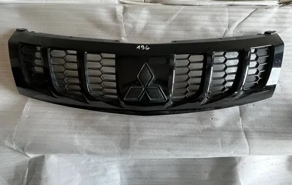 Mitsubishi L200 Front bumper upper radiator grill 7450A952