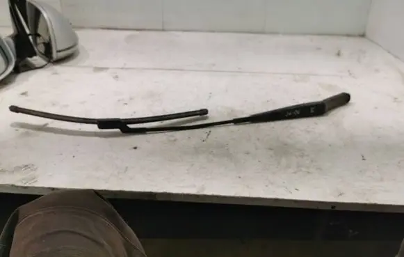 Volkswagen PASSAT B6 Front wiper blade arm 3C1955410B