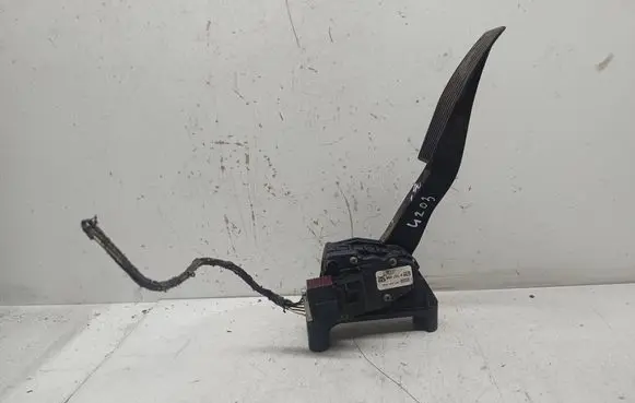 Accelerator throttle pedal