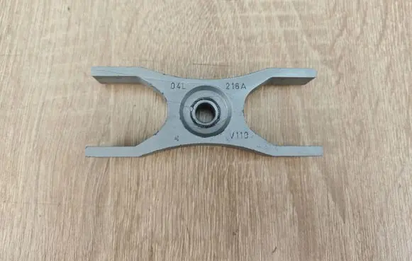 Audi A6 S6 C7 4G Fuel Injector clamp holder 04L216A
