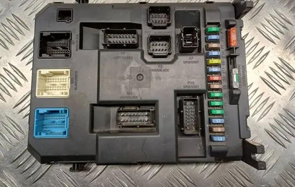 Citroen C3 Fuse module 9674016880