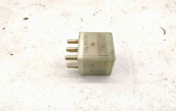 Mercedes-Benz E W124 Cruise control relay A0015427819 0015427819
