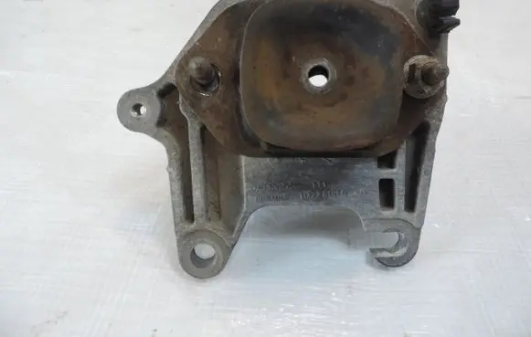 Engine mount vacuum valve