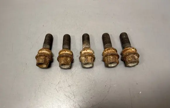 Volkswagen Transporter - Caravelle T5 Nuts/bolts 