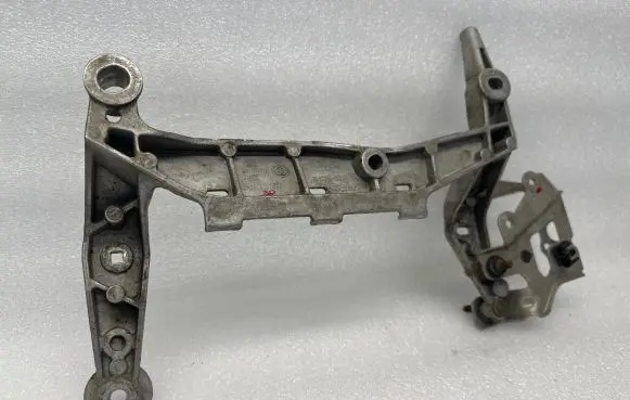 Audi Q7 4L Pneumatic air compressor holding bracket 7L0616879