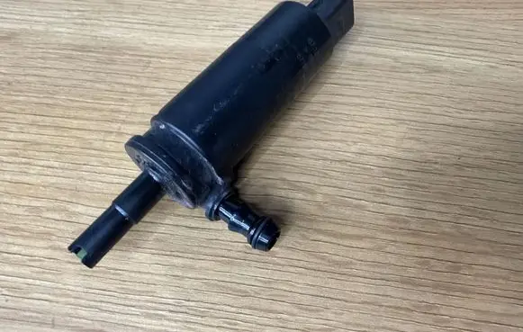 BMW 3 E90 E91 Headlight washer pump 6973097