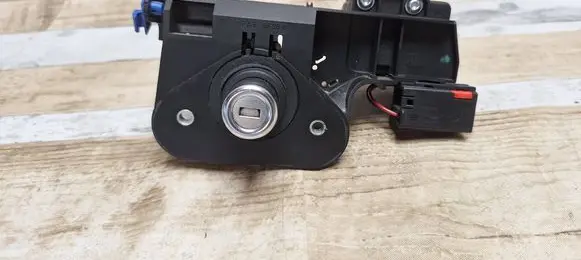 Opel Meriva A Tailgate exterior lock 90534783 24460839 90534784