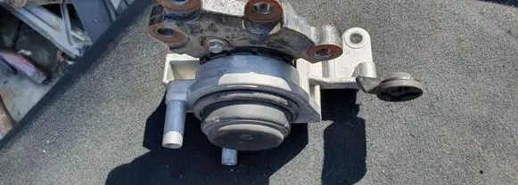 Nissan X-Trail T32 Engine mount bracket