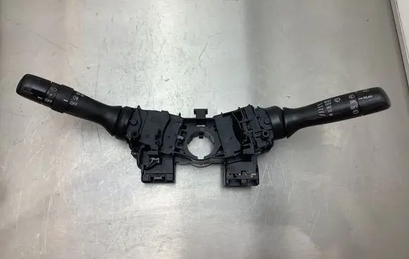 Toyota Yaris Wiper turn signal indicator stalk/switch 17F143